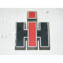 GRILLE EMBLEM CUB CADET IH 61662 C1 IH 2751844 R1 QL USED
