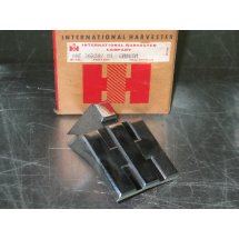 GRILLE EMBLEM FRONT IH 362387 R1 NOS